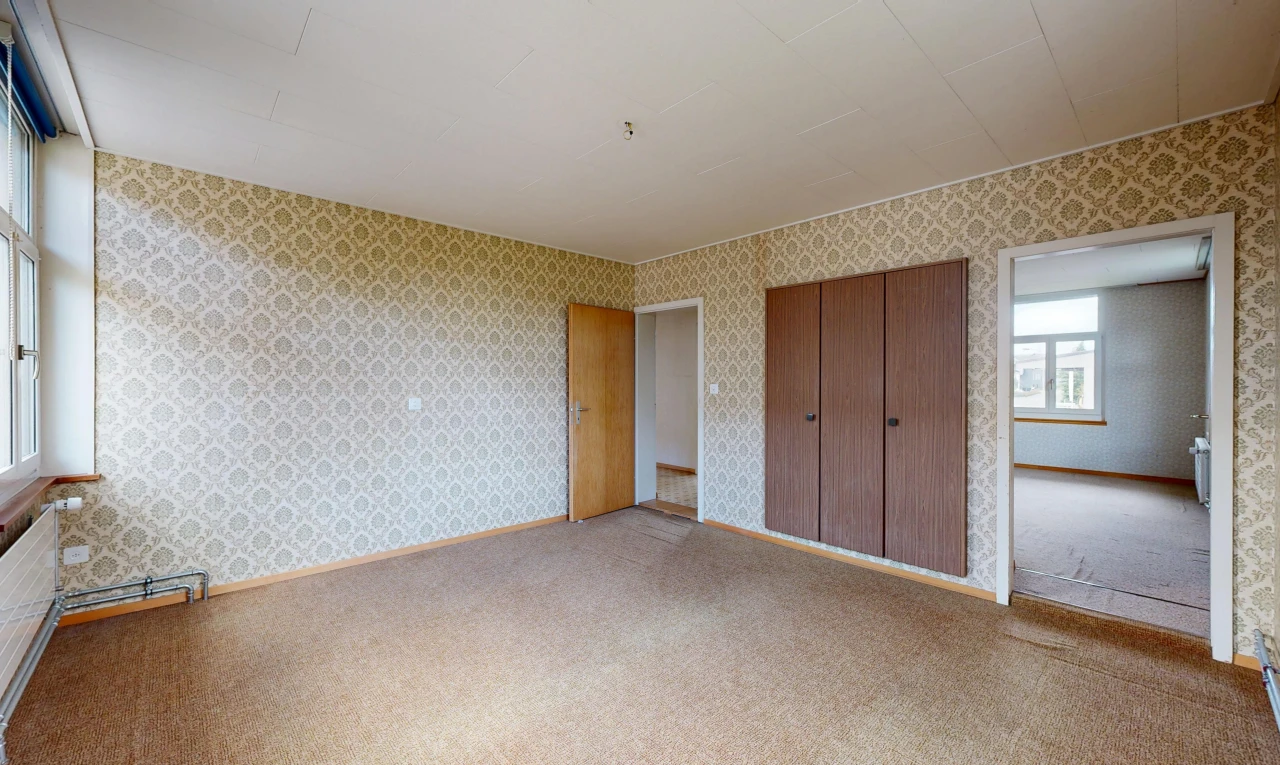 pièce vide avec mur en papier peint, wallpaper wall, placard, problematic wallpaper, et inside property