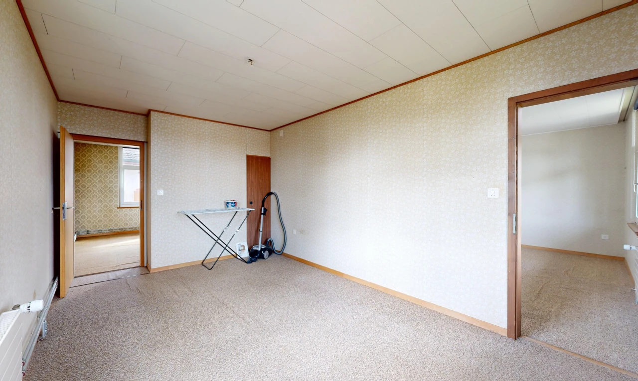 pièce vide avec mur en papier peint, wallpaper wall, moquette, carpet, et plinthes murales