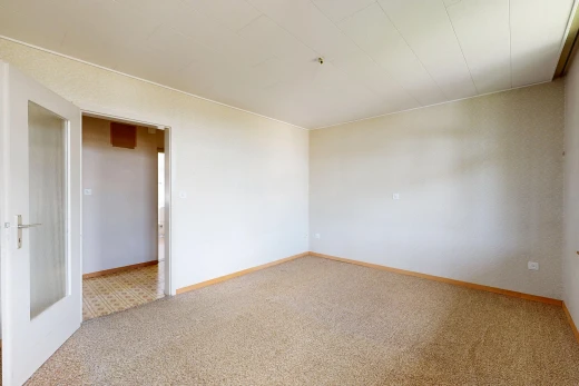pièce vide avec carpet, moquette, inside property, baseboards wall, et plinthes murales