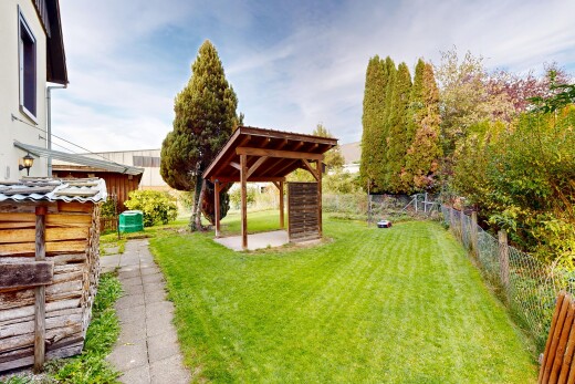 jardin avec terrasse, clôture, pelouse, from property, et day time
