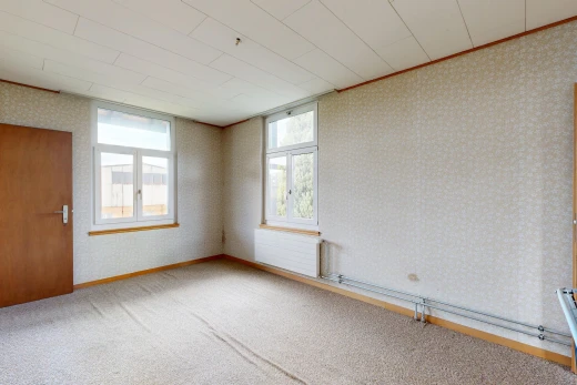 pièce vide avec mur en papier peint, wallpaper wall, problematic wallpaper, lumière naturelle, et moquette