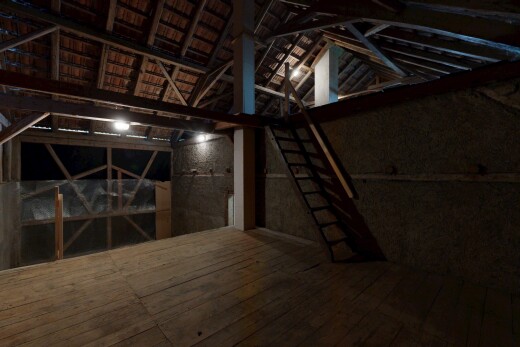pièce vide avec plafond voûté, vaulted ceiling, et hardwood floor