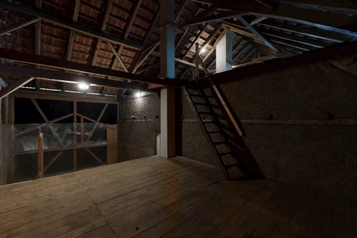 pièce vide avec plafond voûté, vaulted ceiling, et hardwood floor