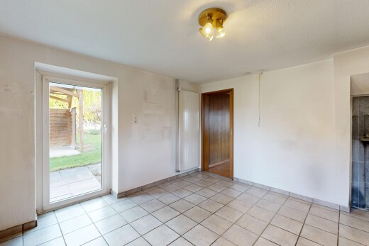 pièce vide avec accès à l'extérieur, cloison sèche, drywall, light floor, et sol en carrelage