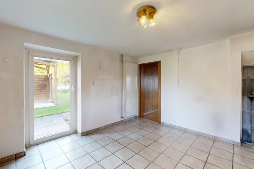 pièce vide avec accès à l'extérieur, cloison sèche, drywall, light floor, et sol en carrelage