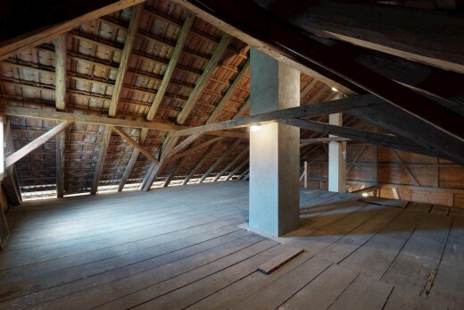 pièce vide avec plafond voûté, vaulted ceiling, hardwood floor, sol en finition bois, et wood finish floor