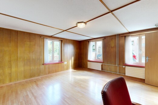 pièce vide avec wood finish floor, sol en finition bois, wood wall, mur en bois, et lumière naturelle