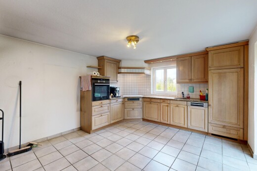 cuisine avec light floor, armoires marron clair, light brown cabinets, armoires élevées, et raised cabinets
