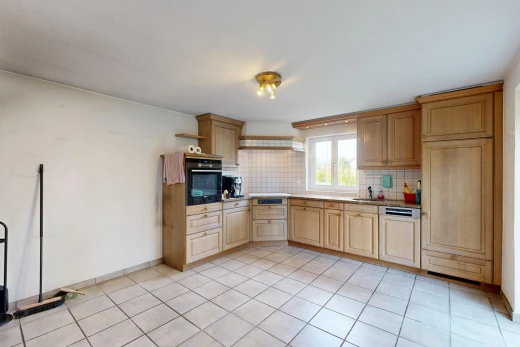 cuisine avec light floor, armoires marron clair, light brown cabinets, armoires élevées, et raised cabinets
