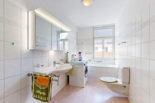 salle de bains avec toilette, salle de bain complète, miroir, mur en carrelage, et tile wall