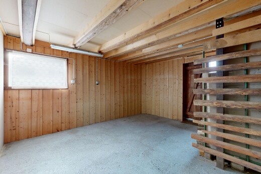 pièce vide avec sous-sol, inside property, mur en bois, wood wall, et dated wood wall
