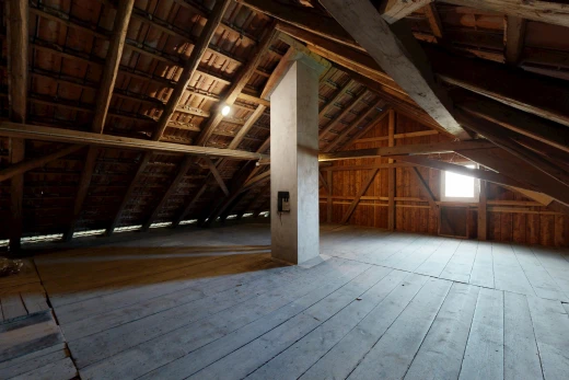 pièce vide avec vaulted ceiling, plafond voûté, hardwood floor, lumière naturelle, et cathedral ceiling