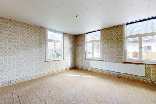 pièce vide avec wallpaper wall, mur en papier peint, lumière naturelle, carpet, et moquette