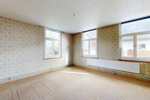 pièce vide avec wallpaper wall, mur en papier peint, lumière naturelle, carpet, et moquette