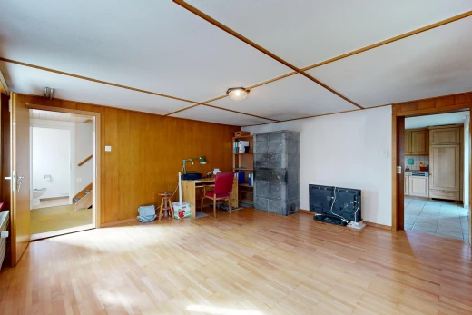 salon avec mur en bois, wood wall, cloison sèche, drywall, et sol en finition bois