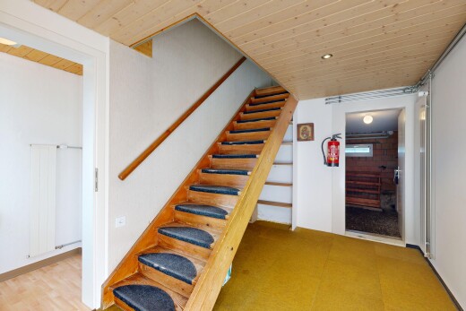escaliers avec cloison sèche, drywall, éclairage encastré, carpet stairs, et escaliers