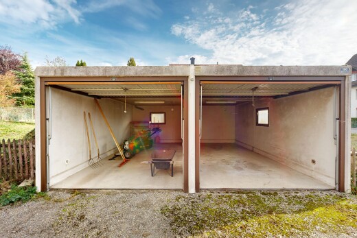 terrasse avec garage, terrasse, clôture, from property, et property visible