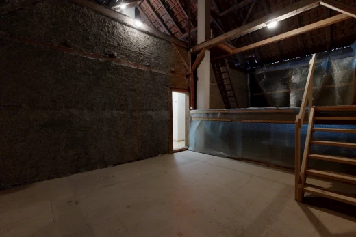 pièce vide avec high ceiling, plafond haut, inside property, vinyl floor, et sol en vinyle