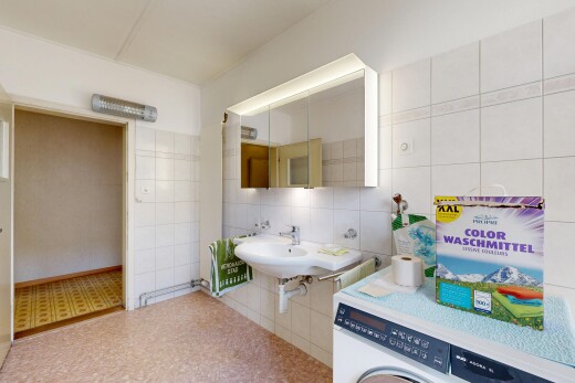 salle de bains avec lave-linge et sèche-linge, miroir, tile wall, mur en carrelage, et évier