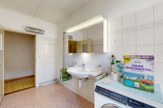 salle de bains avec lave-linge et sèche-linge, miroir, tile wall, mur en carrelage, et évier