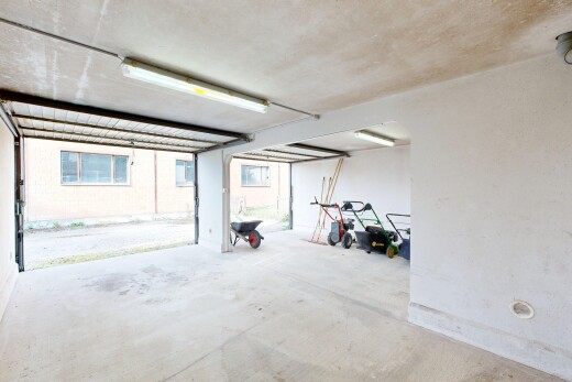 parking avec inside property