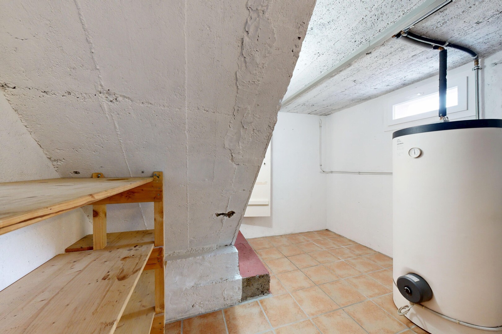 détails avec chauffe-eau, floor, wall, interior, et attic / basement / garage