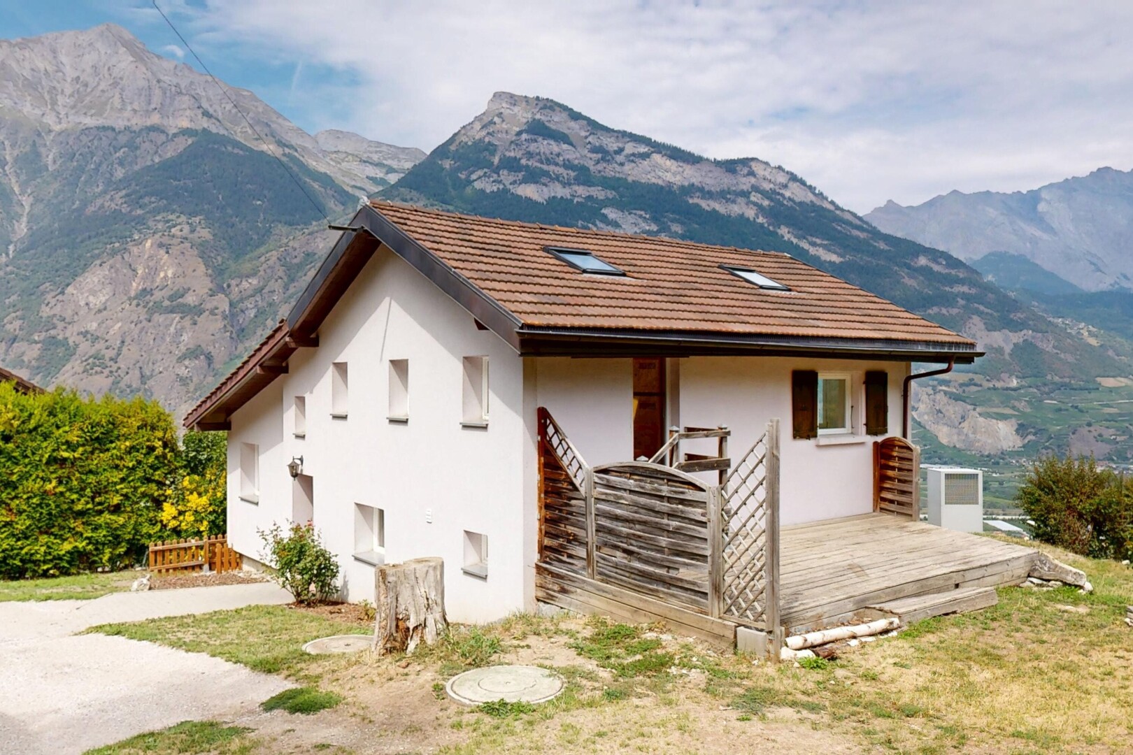 façade avec property visible, vue sur la montagne, mountain view, bardage en stuc, et toit en tuiles