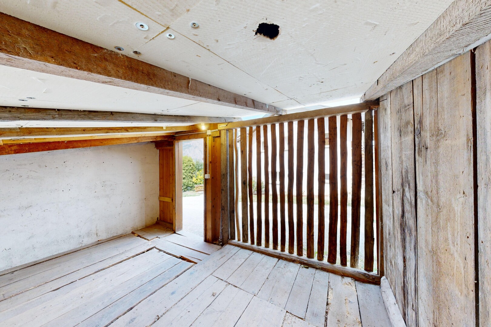 pièce vide avec hardwood floor, concrete wall, mur en béton, et inside property