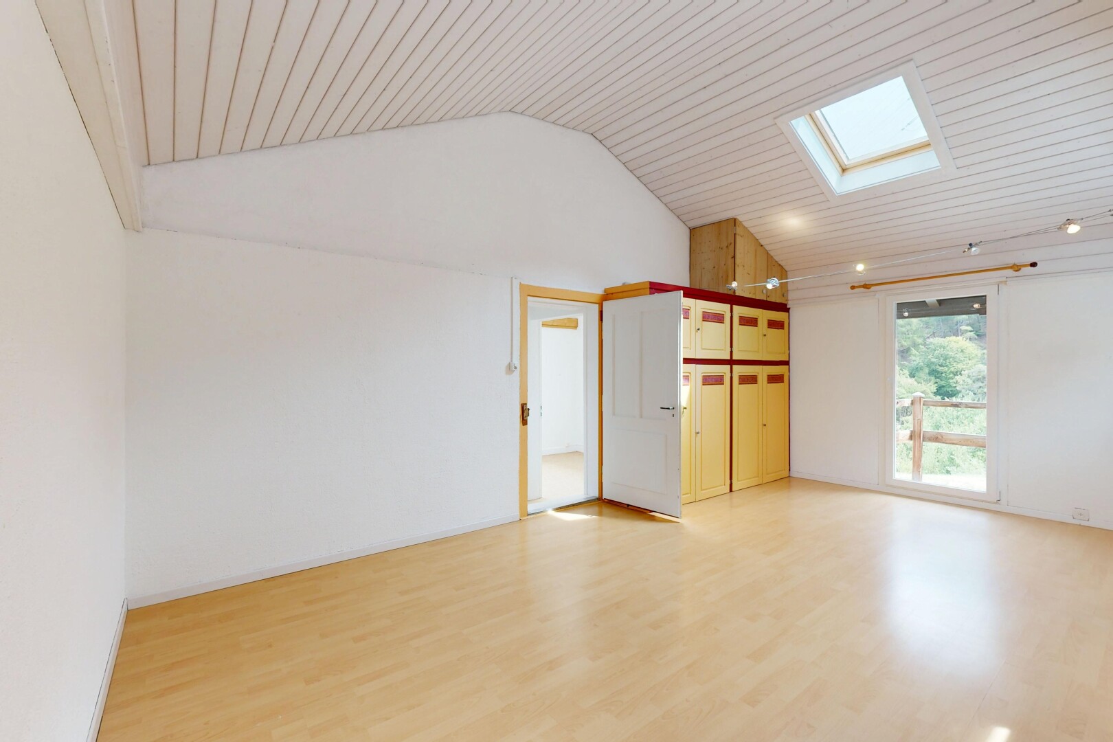 pièce vide avec drywall, cloison sèche, high ceiling, plafond haut, et high end ceiling