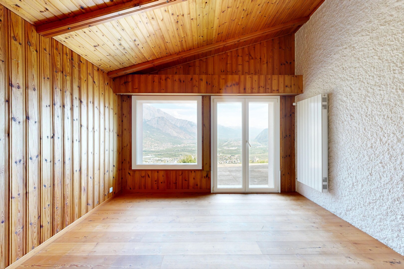 pièce vide avec wood ceiling, plafond en bois, vaulted ceiling, plafond voûté, et high end ceiling