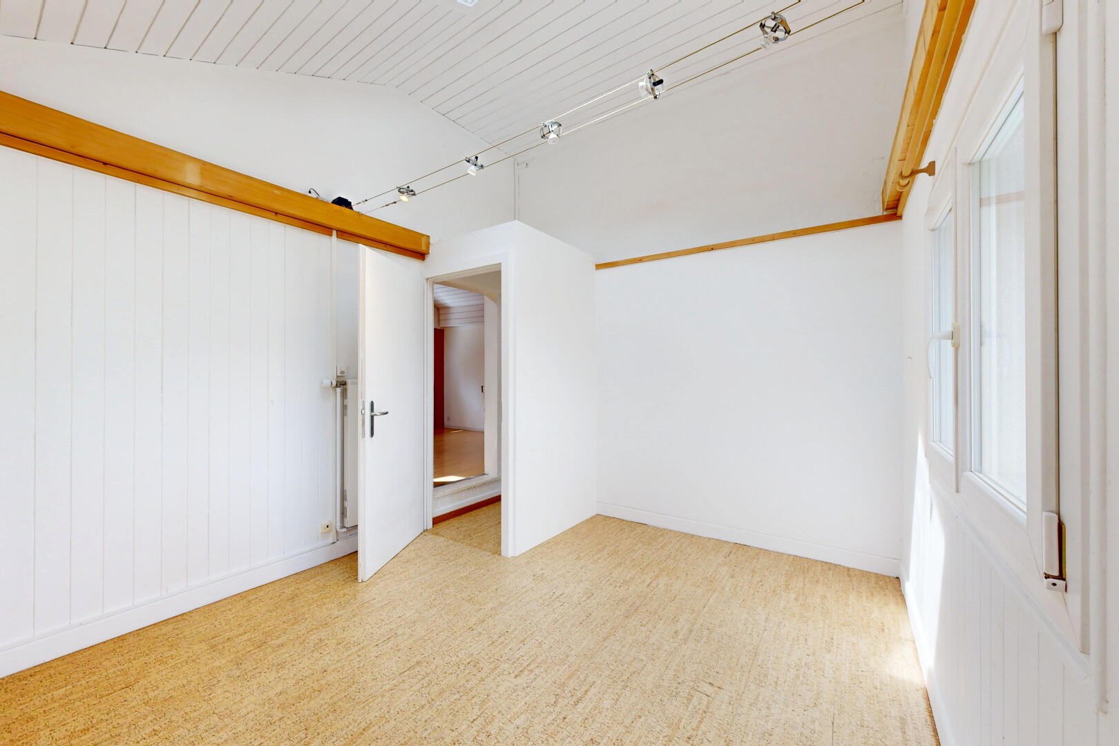 pièce vide avec vaulted ceiling, plafond voûté, inside property, drywall, et cloison sèche