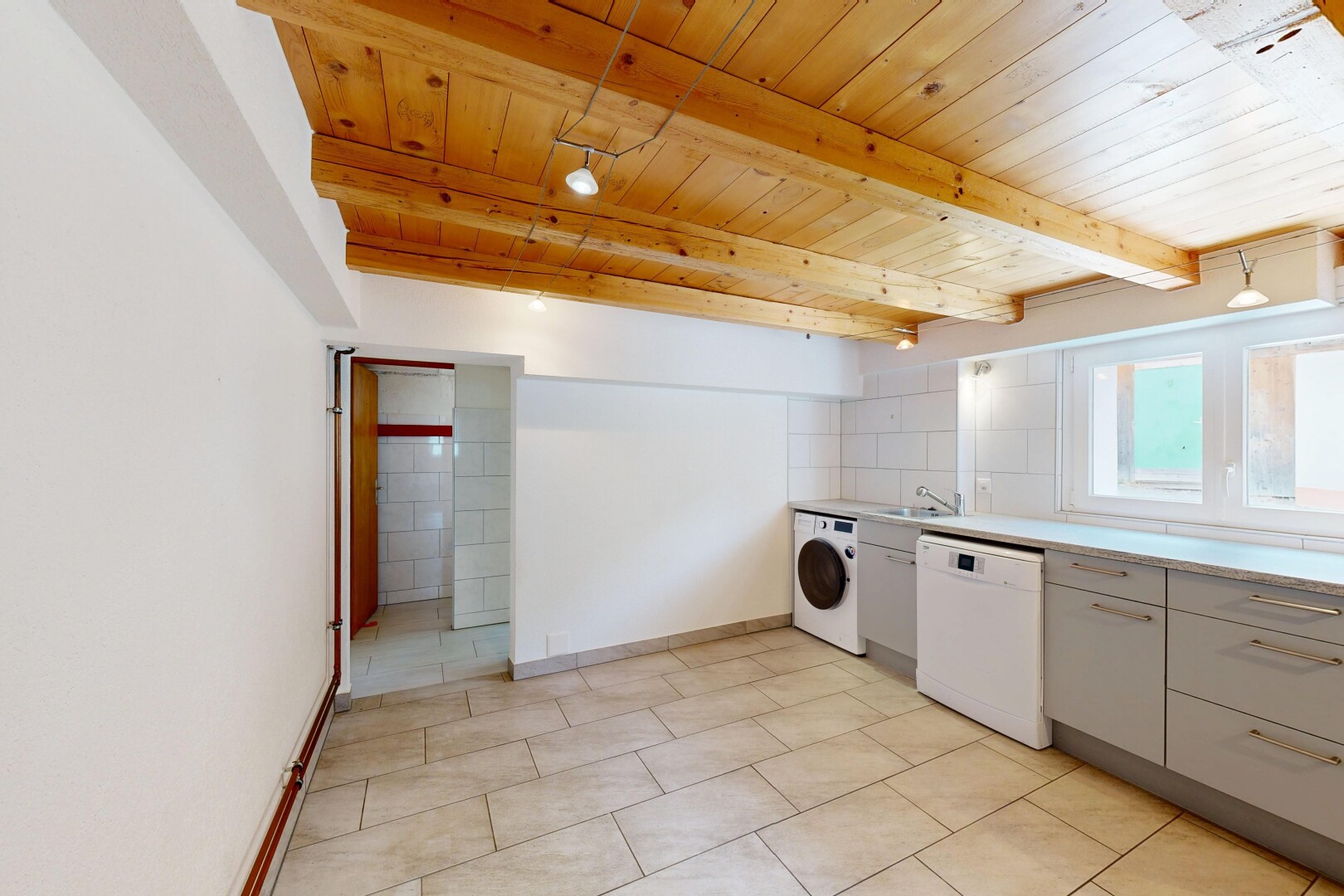 cuisine avec light floor, light countertops, plans de travail, lave-vaisselle, et wood ceiling