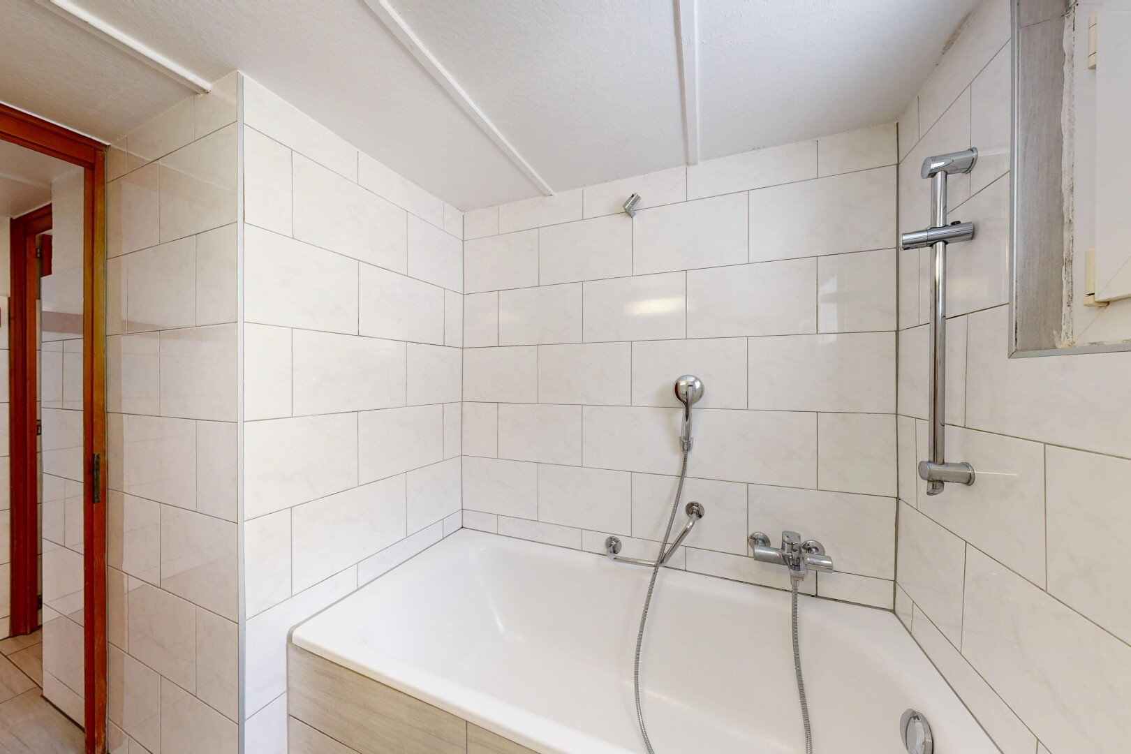 salle de bains avec salle de bain complète, douche-bain combinés, et inside property