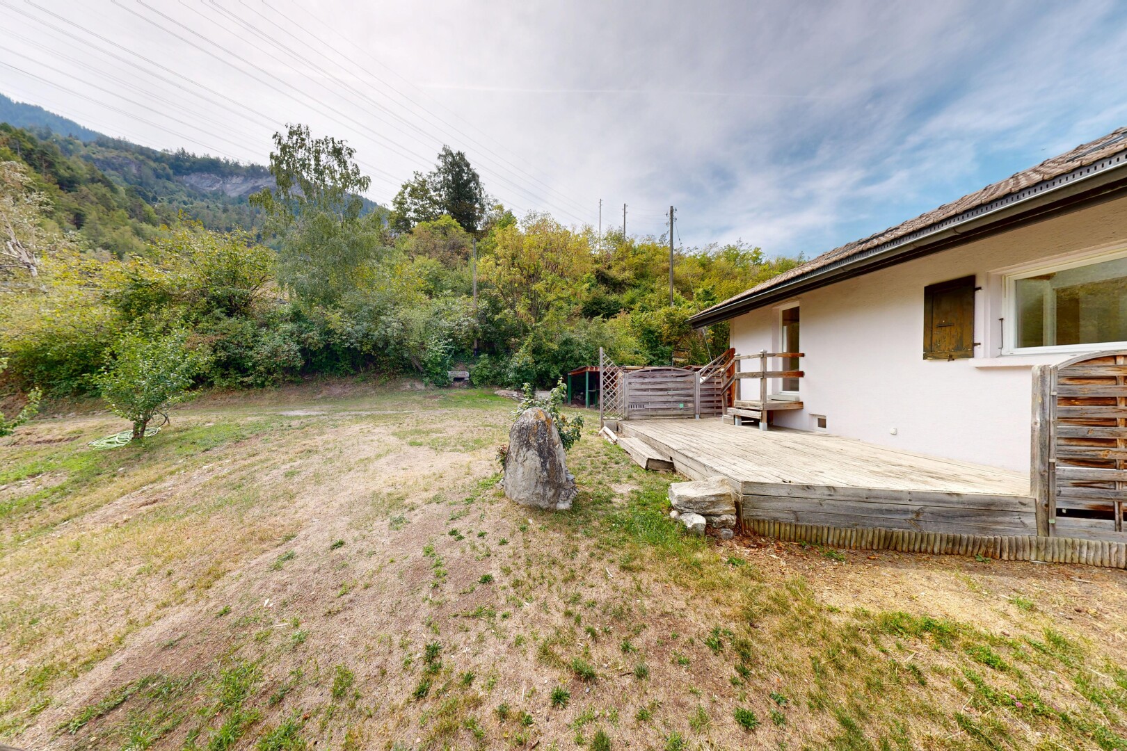 jardin avec terrasse, from property, et power lines view