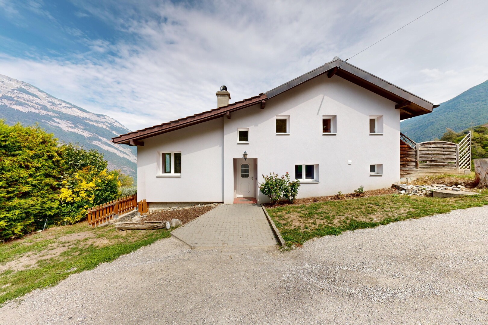 façade avec cheminée, property visible, vue sur la montagne, mountain view, et bardage en stuc