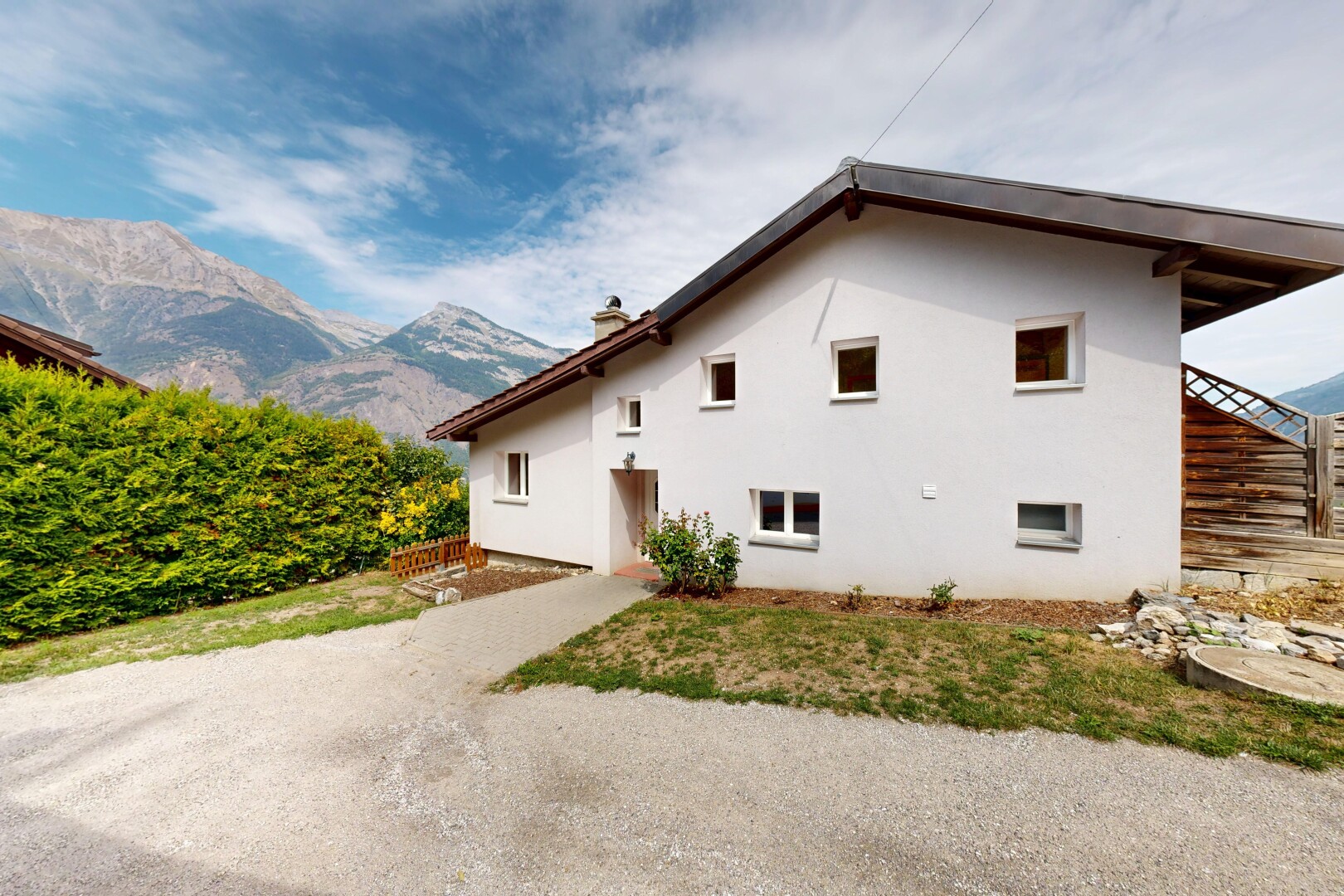 façade avec property visible, vue sur la montagne, mountain view, bardage en stuc, et cheminée