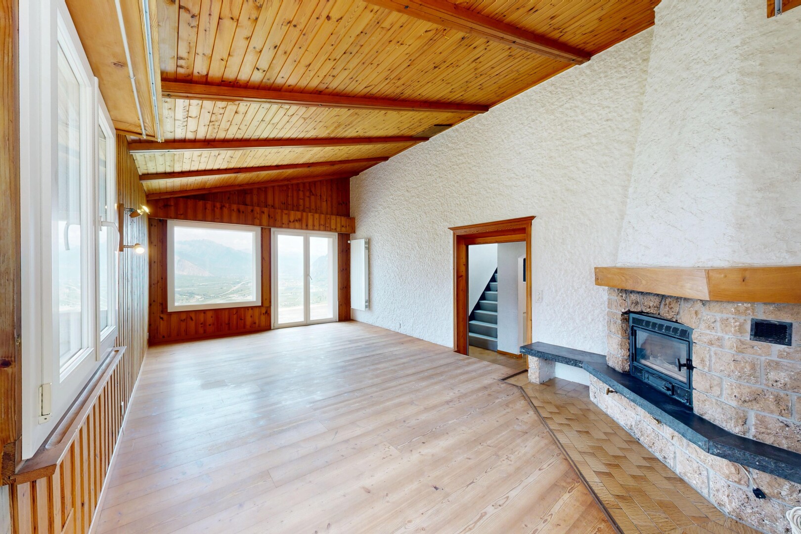 salon avec vaulted ceiling, plafond voûté, cheminée, wood ceiling, et plafond en bois