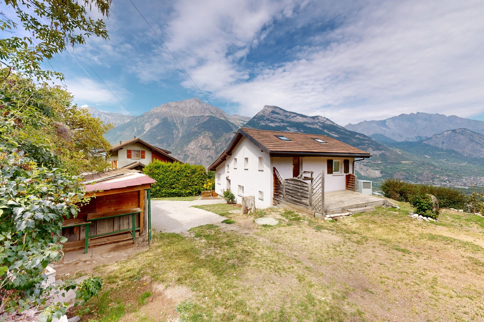 façade avec property visible, vue sur la montagne, mountain view, et day time