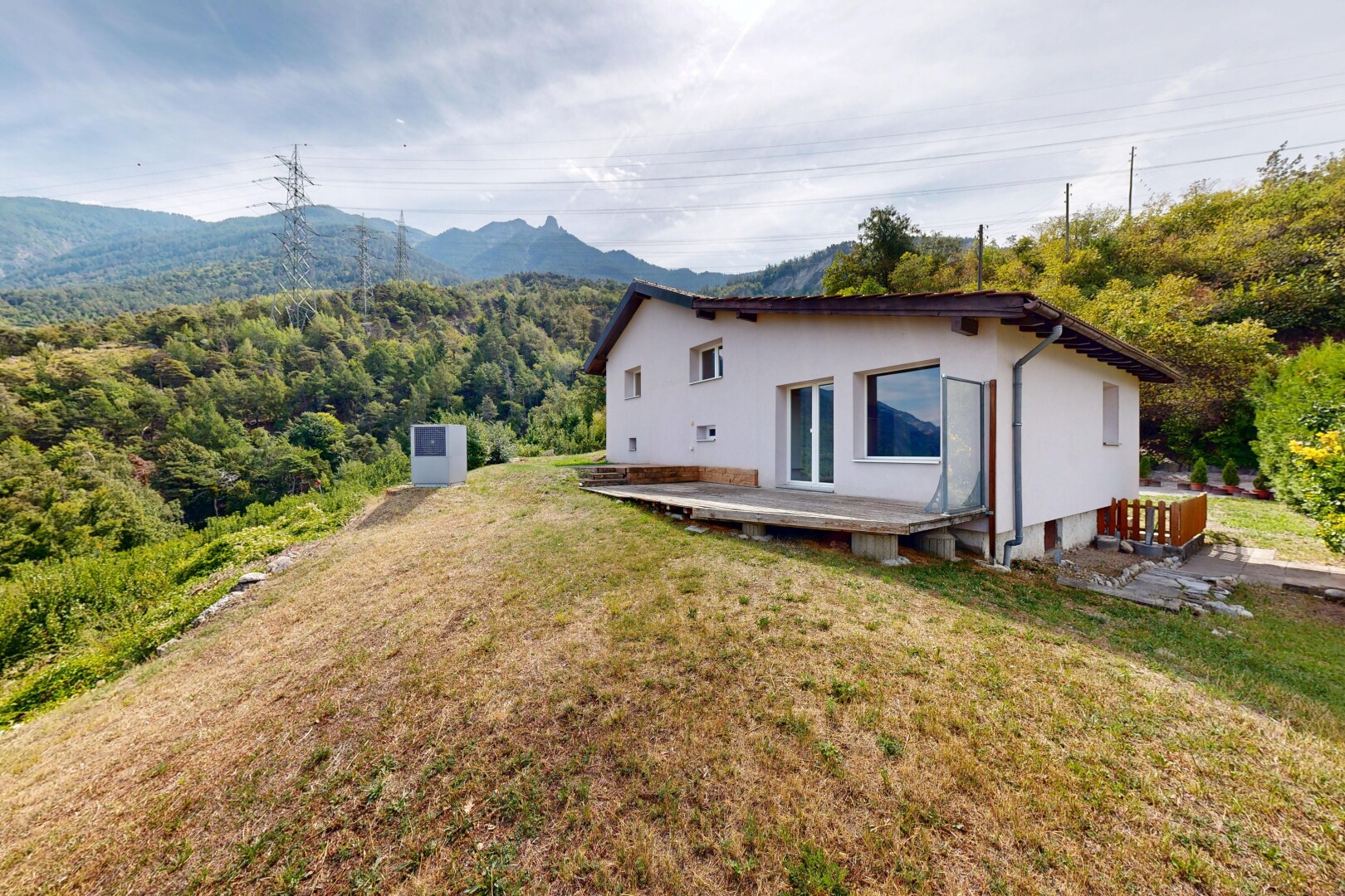 façade avec property visible, vue sur la montagne, mountain view, pelouse, et vue sur la forêt