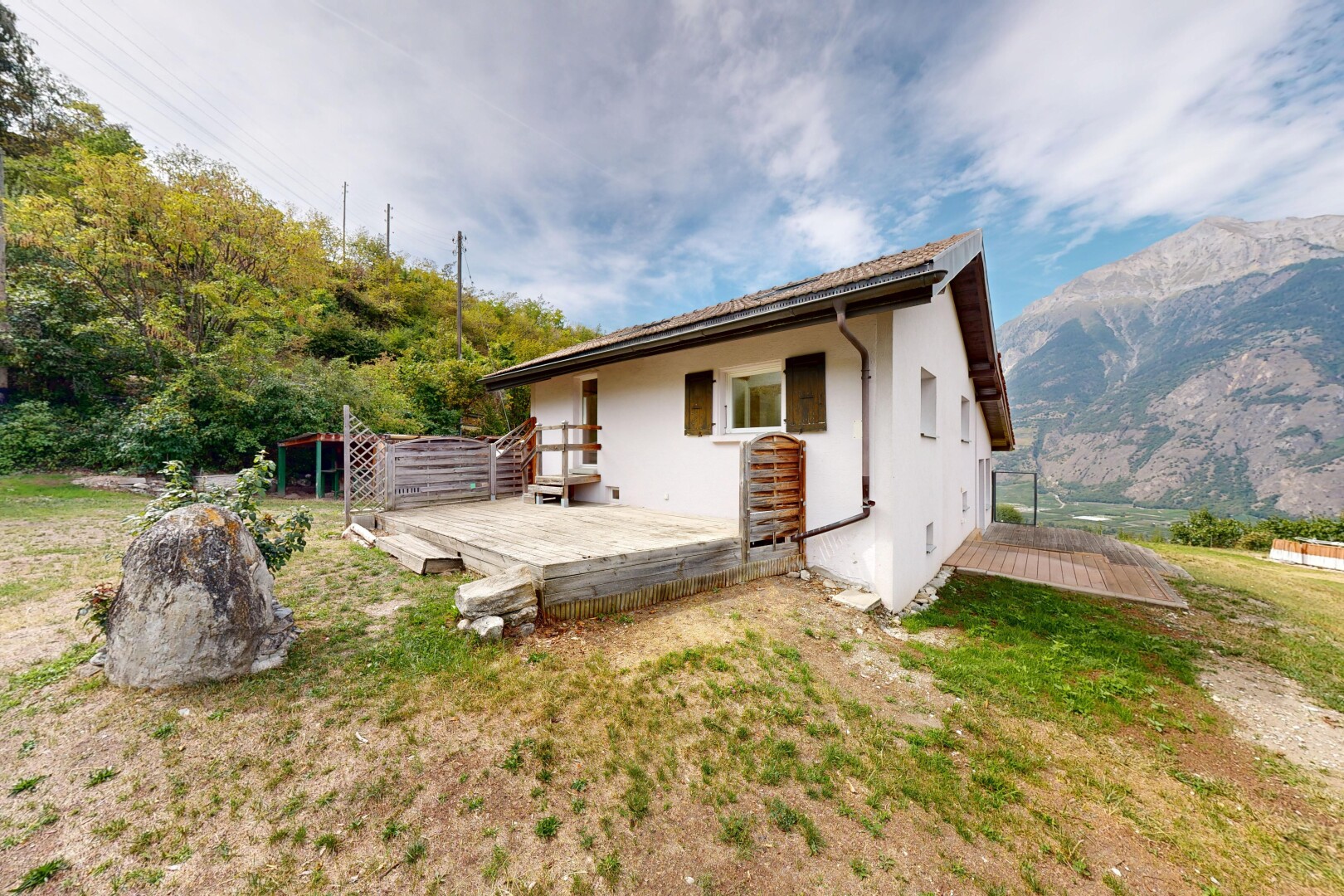 façade avec terrasse, property visible, from property, bardage en stuc, et day time
