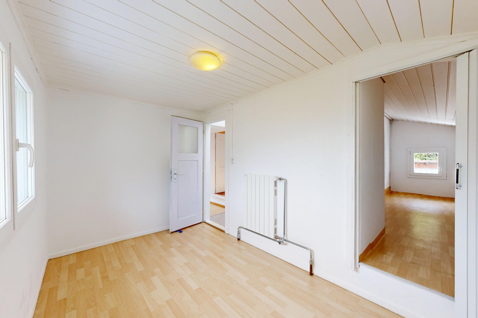 pièce vide avec drywall, cloison sèche, wood finish floor, sol en finition bois, et inside property