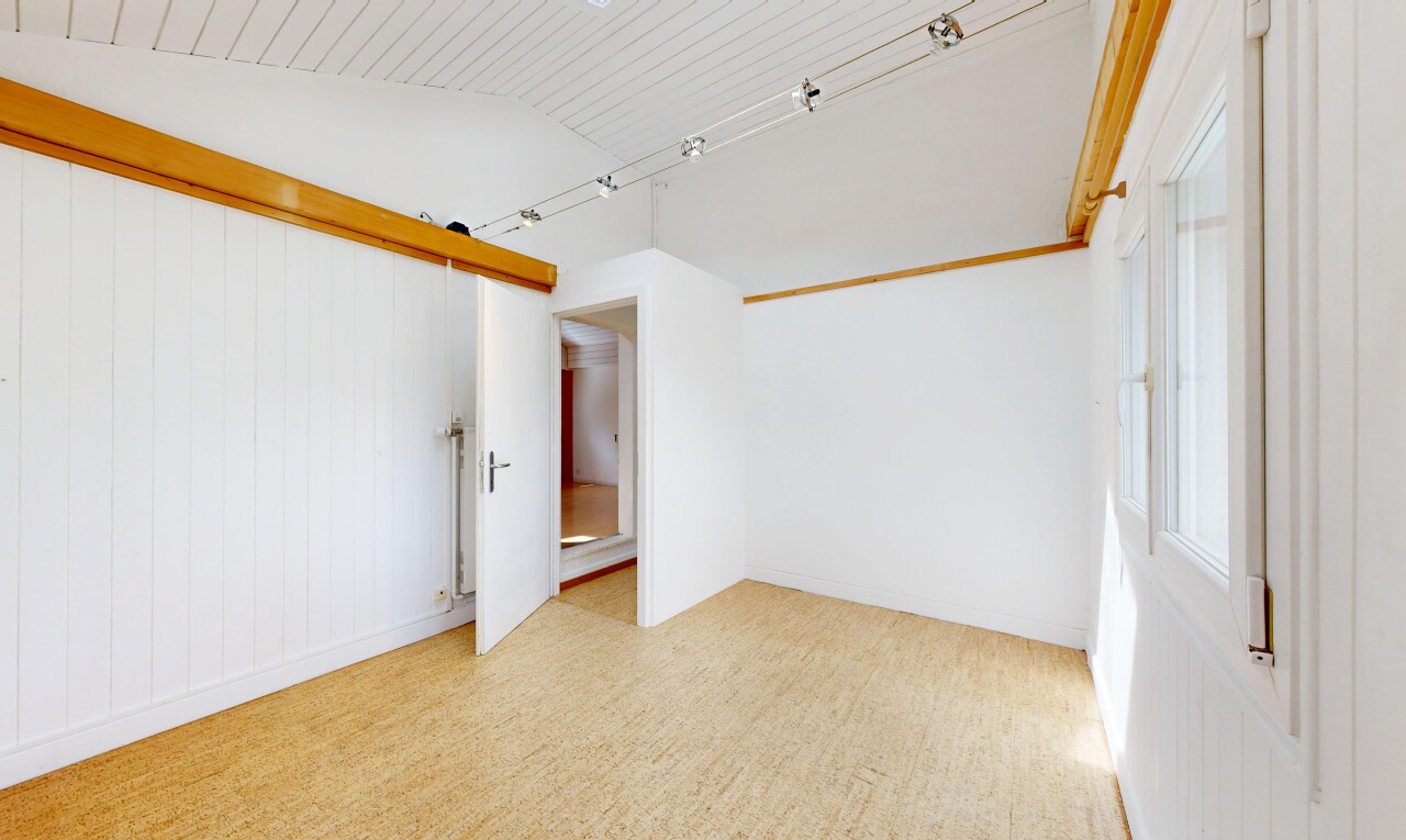 pièce vide avec vaulted ceiling, plafond voûté, inside property, drywall, et cloison sèche