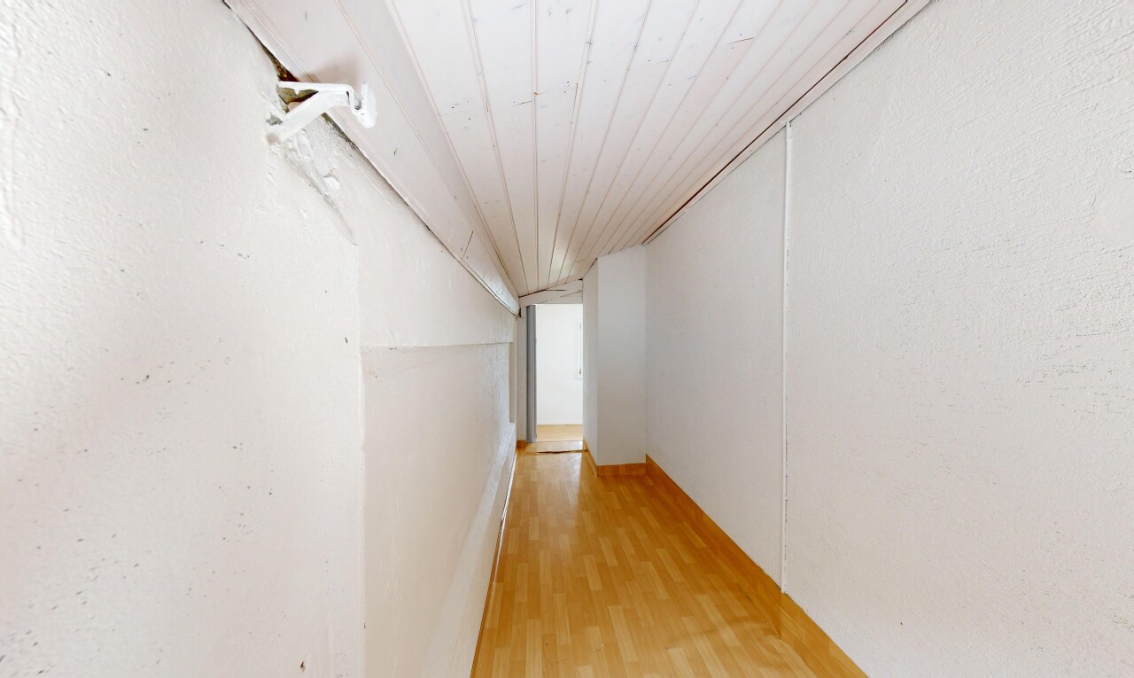 couloir avec wood finish floor, sol en finition bois, et inside property