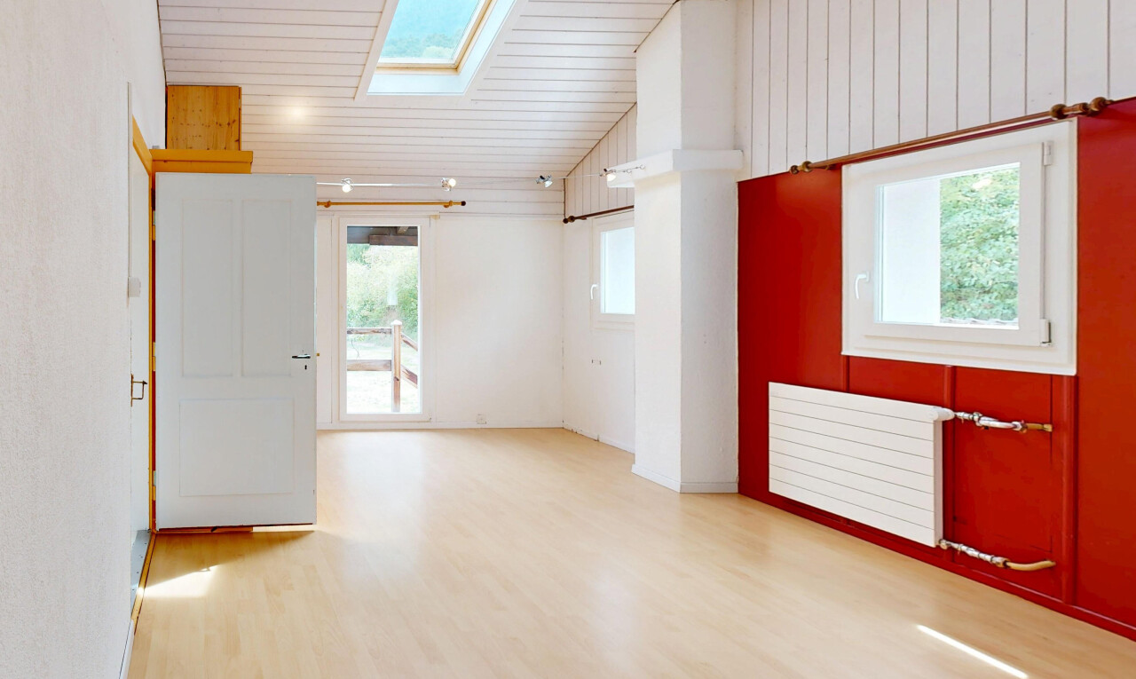 pièce vide avec puits de lumière, plafond voûté, vaulted ceiling, sol en finition bois, et wood finish floor