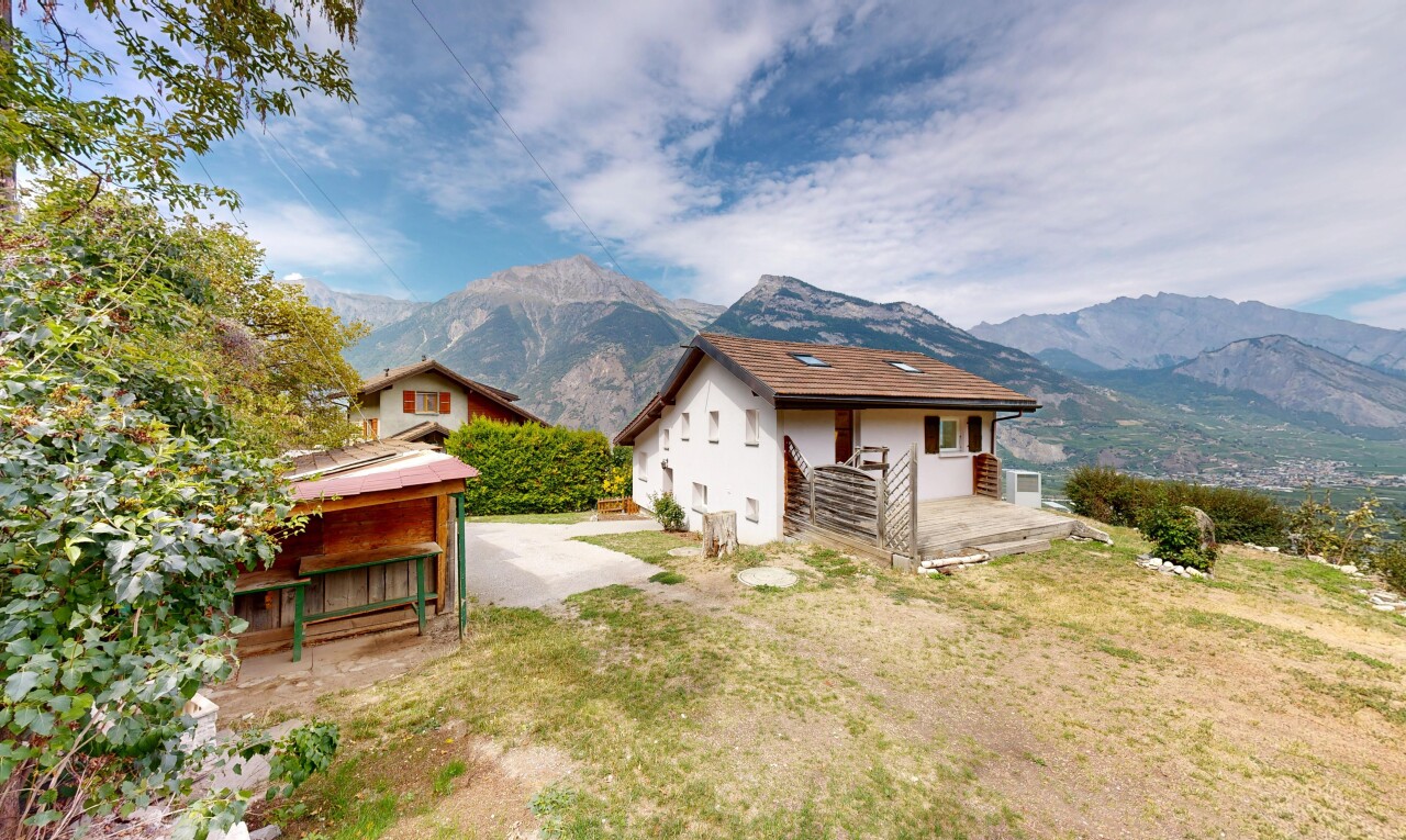façade avec property visible, vue sur la montagne, mountain view, et day time