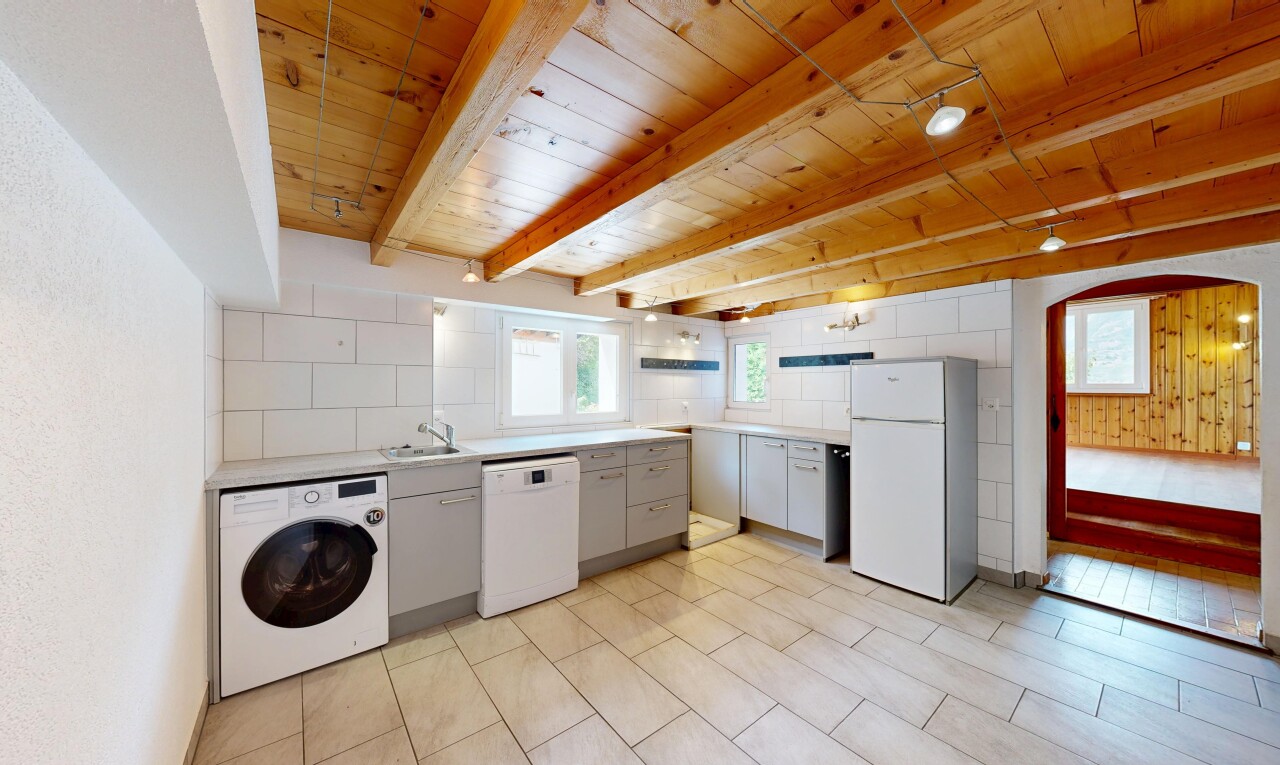 buanderie avec buanderie, lave-linge et sèche-linge, light floor, passages en arc, et wood ceiling