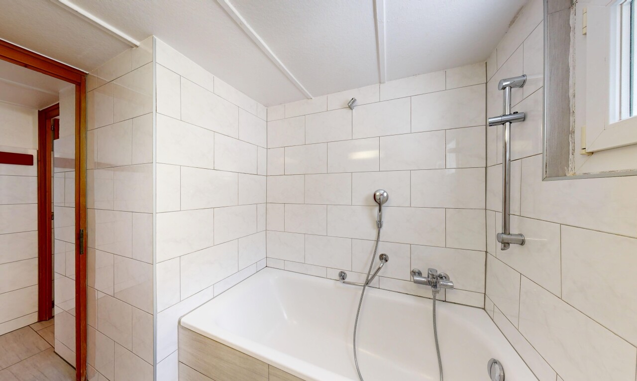 salle de bains avec salle de bain complète, douche-bain combinés, et inside property