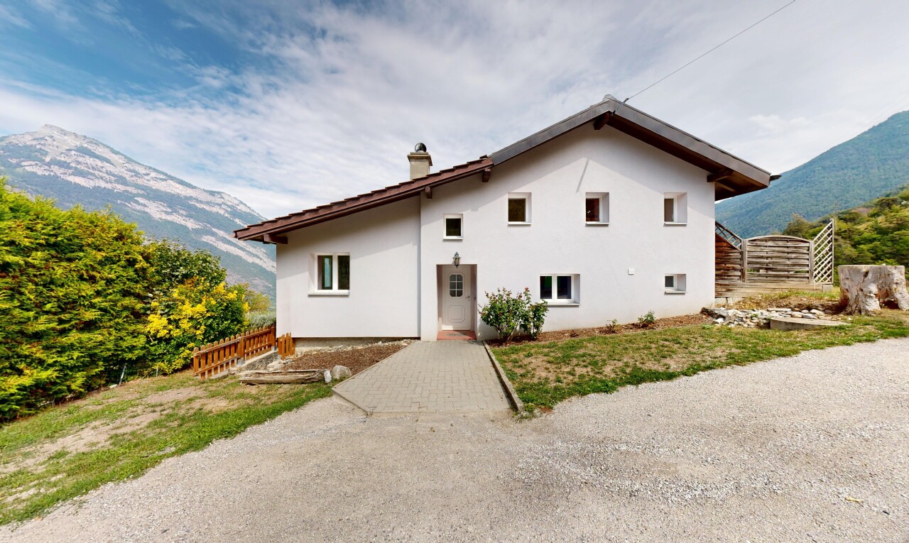 façade avec cheminée, property visible, vue sur la montagne, mountain view, et bardage en stuc