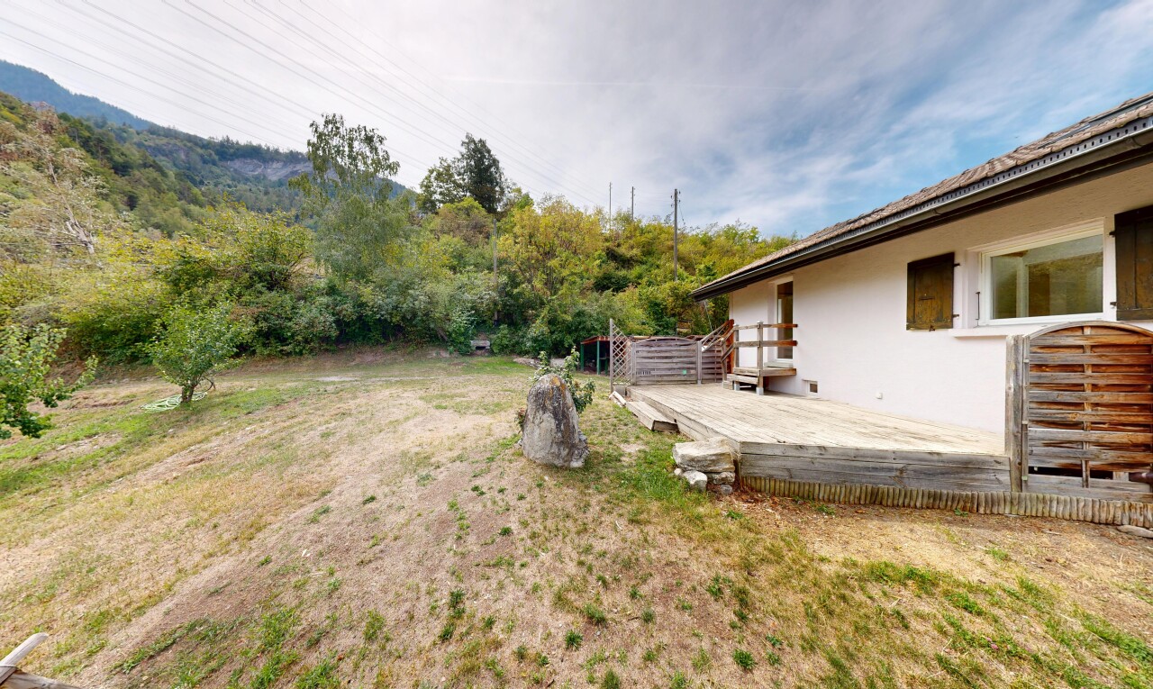 jardin avec terrasse, from property, et power lines view