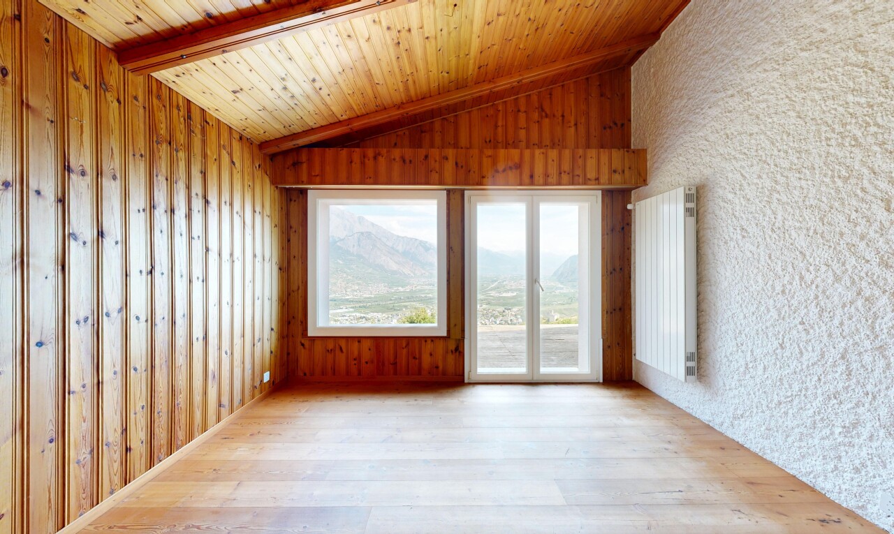 pièce vide avec wood ceiling, plafond en bois, vaulted ceiling, plafond voûté, et high end ceiling